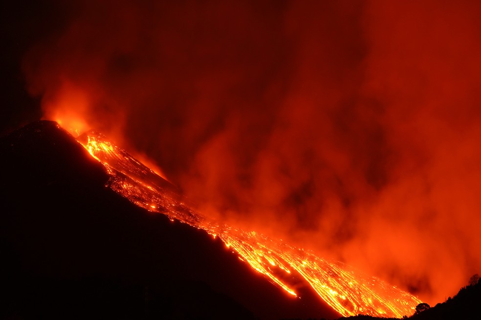 Vulcão Etna começou a entrar em Erupção no dia 16 de fevereiro. — Foto: Reuters.