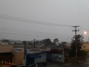 Em União da Vitória, o temporal escureceu a cidade por volta das 12h deste domingo (19) (Foto: Silvia Halabura/Na Hora Certa)