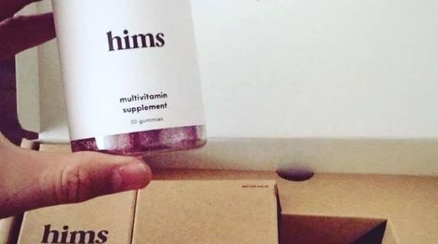 Produtos da Hims, que muitas vezes podem ser considerados constrangedores para alguns clientes, chegam em embalagens discretas (Foto: Facebook/Hims)