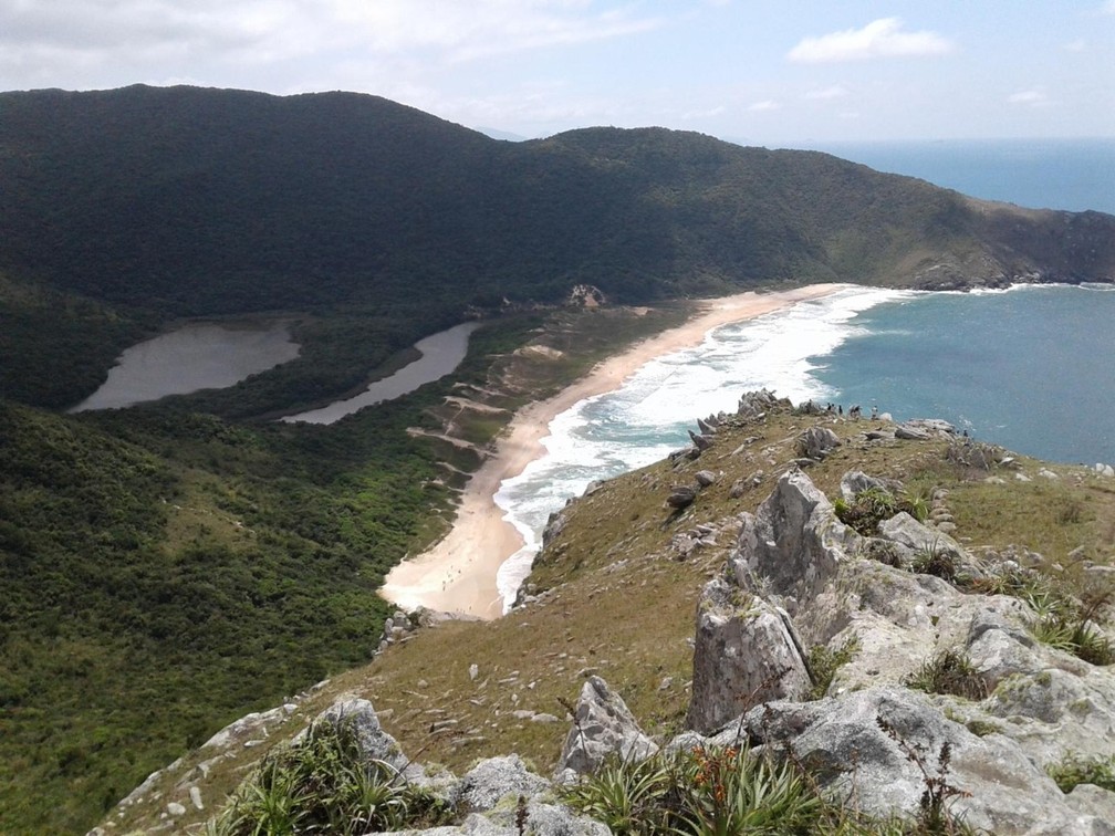 Praia da Lagoinha do Leste em Florianópolis atrai por reunir água doce e do mar no mesmo local, além de aventura e contato com a natureza   — Foto: Júlio Ettore/NSC TV