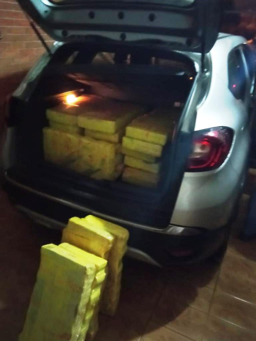 DISE da Polícia Civil de Ourinhos e PRF encontraram mais de 243 kg de maconha em porta malas de carro em Palmital (SP) — Foto: Polícia Civil/ Divulgação