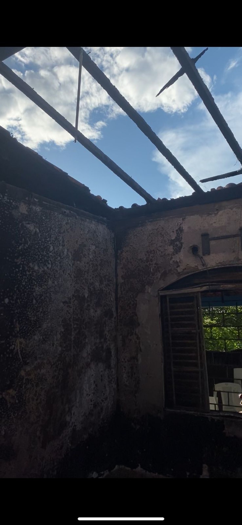 Teto consumido pelo fogo em casa na capital cuiabana, no bairro Santa Cruz 1 — Foto: Arquivo pessoal