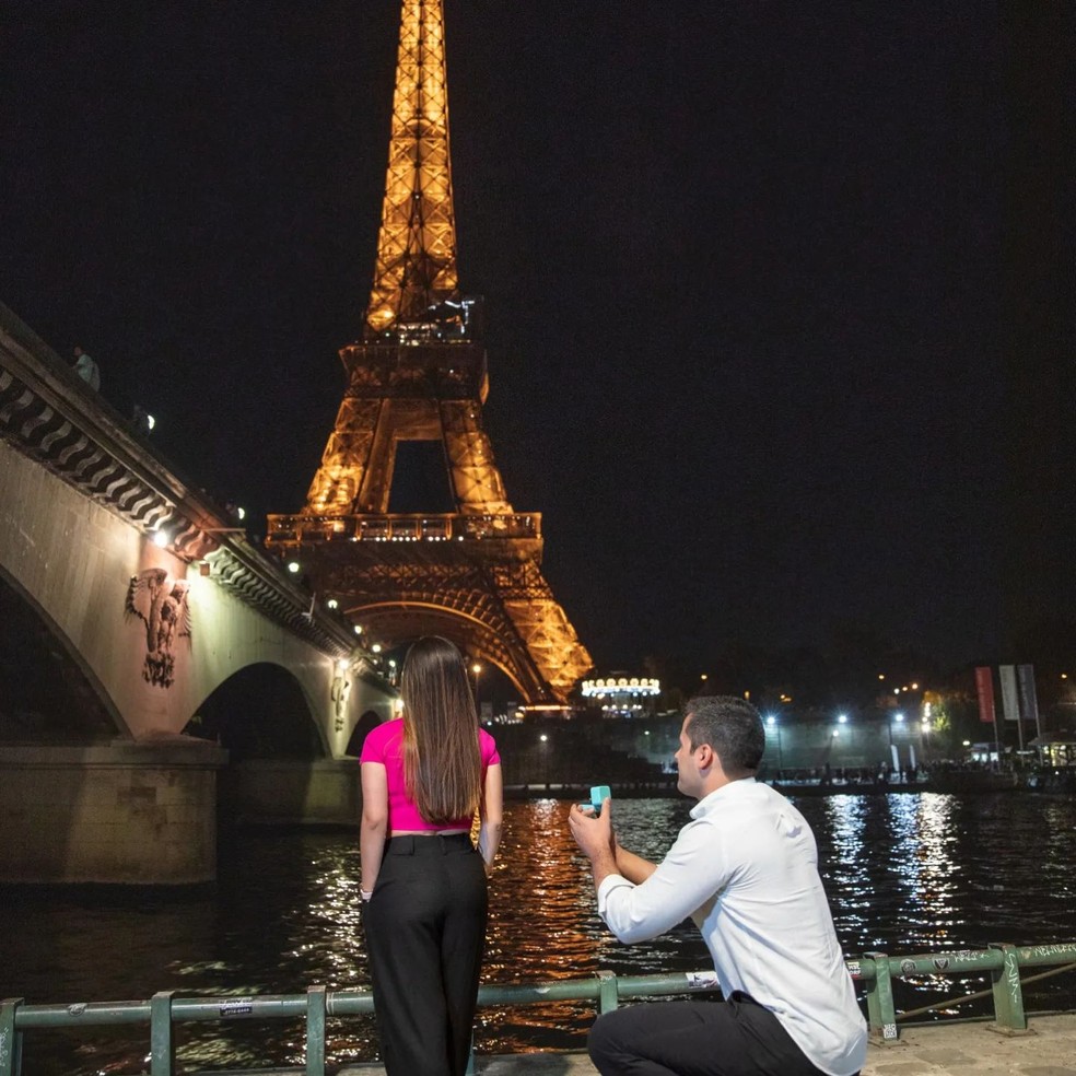O anestesista colombiano Andres Eduardo Oñate Carrillo pediu a namorada em casamento em Paris — Foto: Reprodução