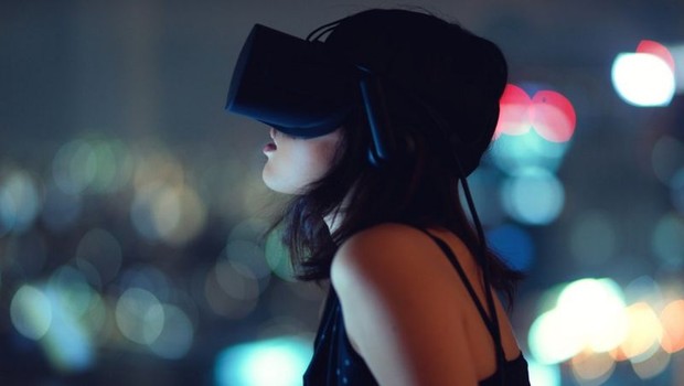 A realidade virtual pode permitir não só que os pacientes superem medos, como aprendam novas habilidades sexuais (Foto: Getty Images via BBC News)