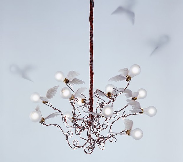 Outra peça icônica de Ingo Maurer, a luminária Birdie, de 2002, acompanha 12 lâmpadas de baixa tensão com asas de penas de ganso (Foto: Reprodução/ ingo-maurer.com)