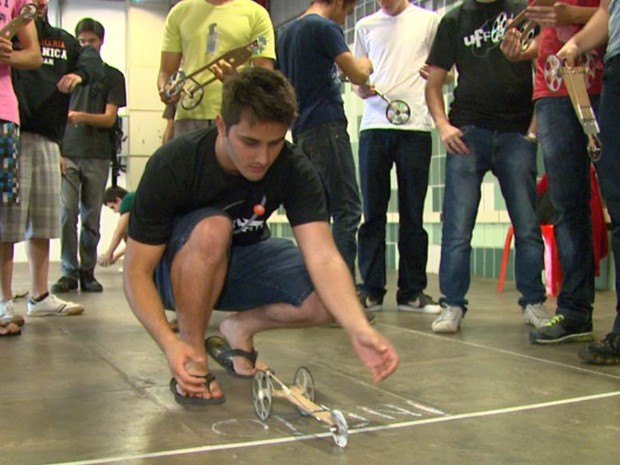 Projeto estimula alunos do curso de engenharia mecânica da UFSCar em São Carlos (Foto: Rodrigo Sargaço/EPTV)