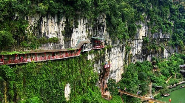 O restaurante é ligado à encosta da montanha por uma passarela (Foto: Divulgação)