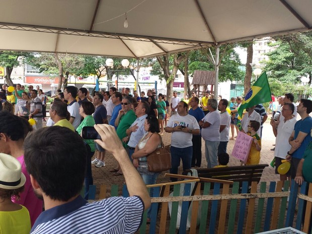 Manifestantes se reuniram em Sertãozinho (SP) por impeachment de Dilma Roussef (Foto: Allex Coelho/Arquivo pessoal)