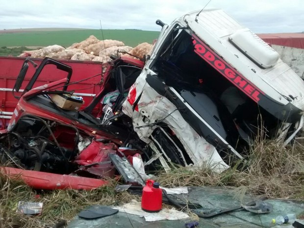 Um dos motoristas morreu na hora após acidente (Foto: Divulgação/ Polícia Rodoviária Itapeva)