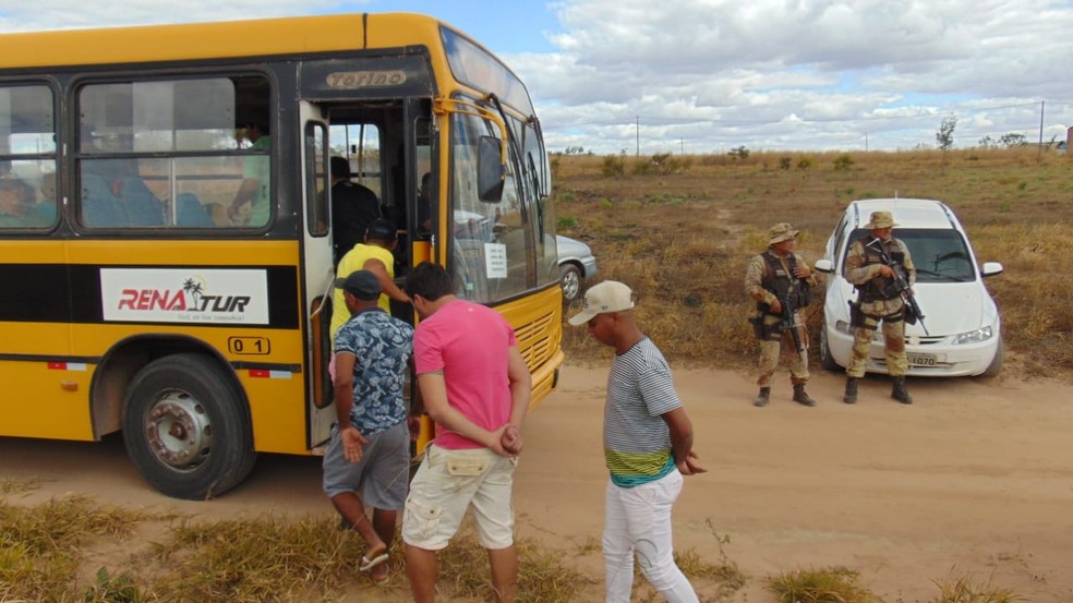 Cerca de 150 pessoas foram presas em rinha de galo no oeste da Bahia — Foto: Blogbraga