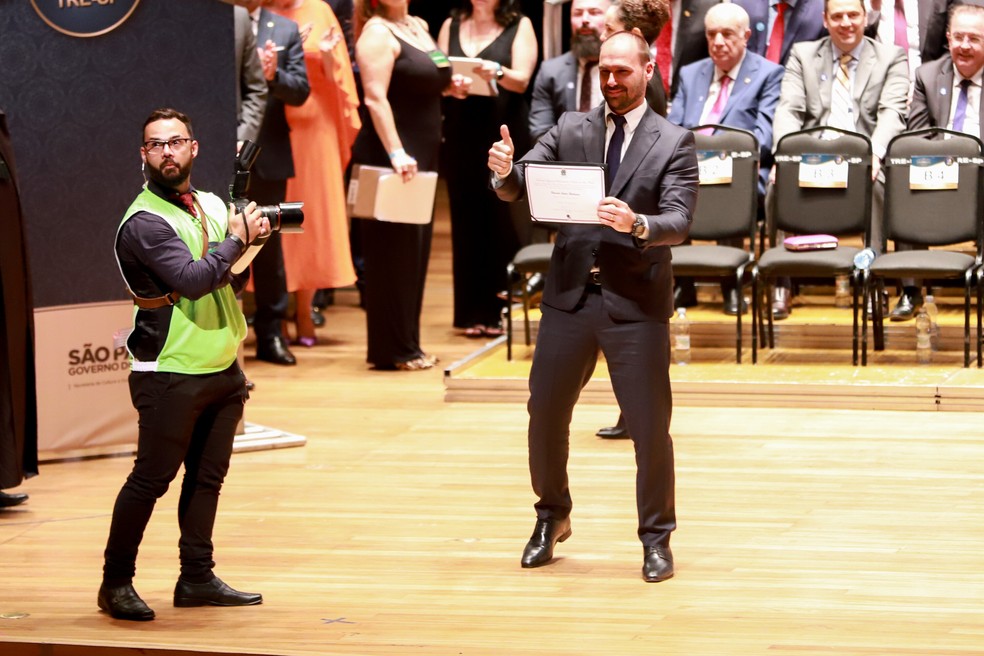 O deputado federal Eduardo Bolsonaro (PL) recebe diploma de novo mandato na Câmara dos Deputados nesta segunda (19), na Sala São Paulo, Centro da capital paulista. — Foto: LECO VIANA/THENEWS2/ESTADÃO CONTEÚDO