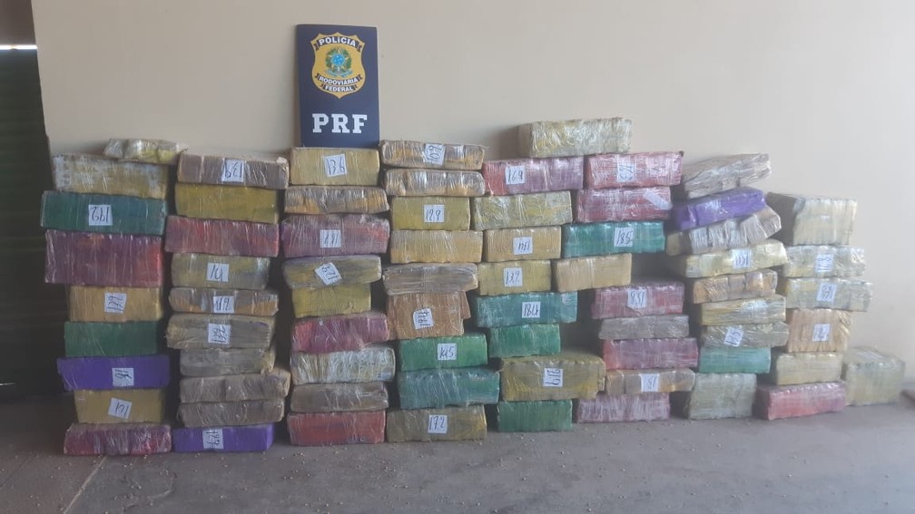 Droga estava escondida em uma carga de milho, dentro de uma carreta, em Toledo  — Foto: Divulgação/PRF 