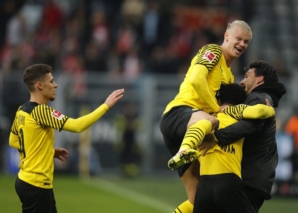 Haaland salta sobre Bellingham na comemoração do terceiro gol do Borussia Dortmund sobre o Mainz  — Foto: REUTERS/Leon Kuegeler 