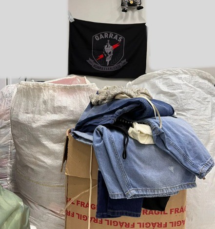 Grupo criminoso é preso com mais de R$ 150 mil em roupas furtadas de lojas de departamento em MS