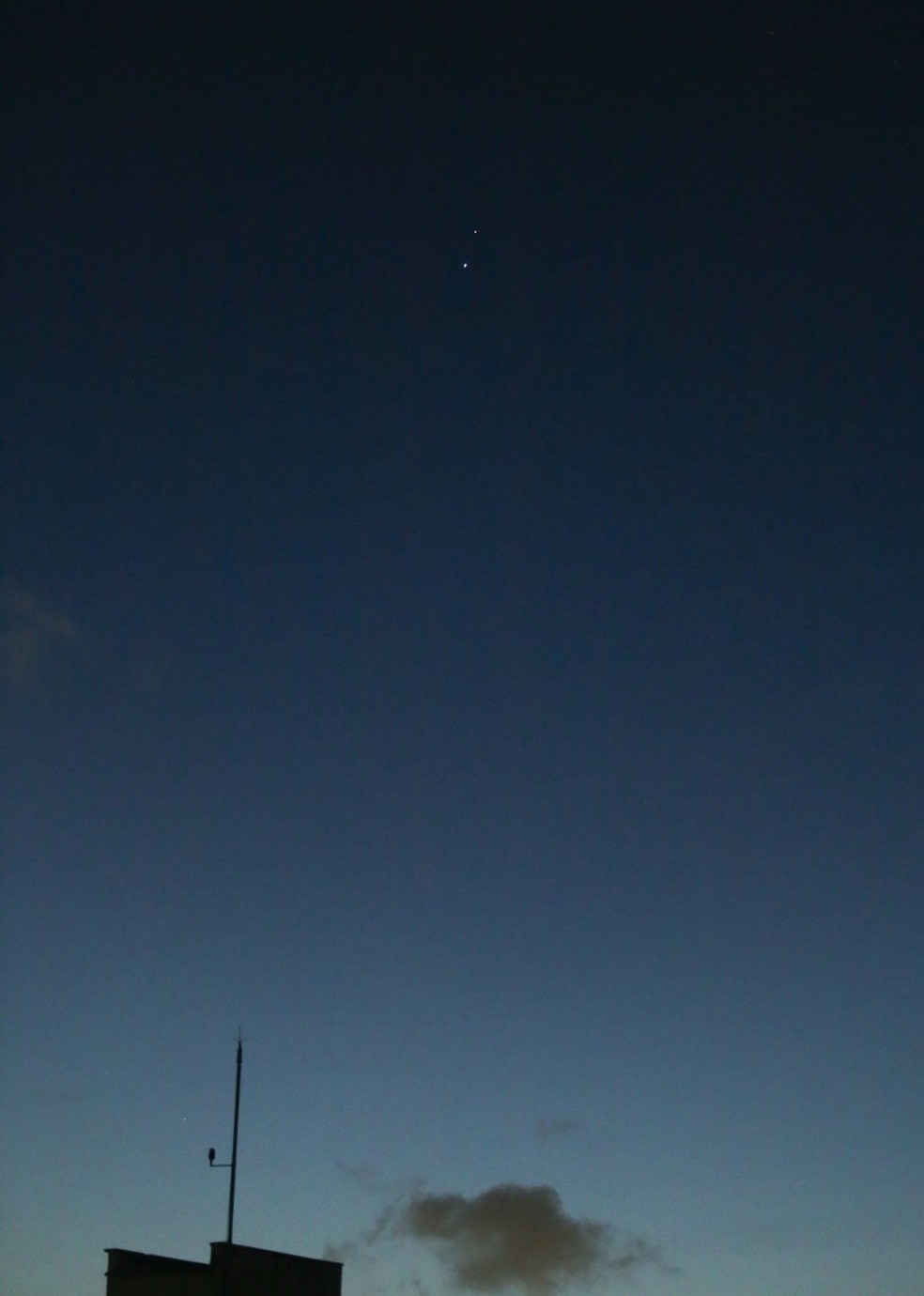 O fenômeno, que tem o ápice nesta segunda-feira, pode ser observado a olho nu de qualquer parte do Ceará. — Foto: José Leomar