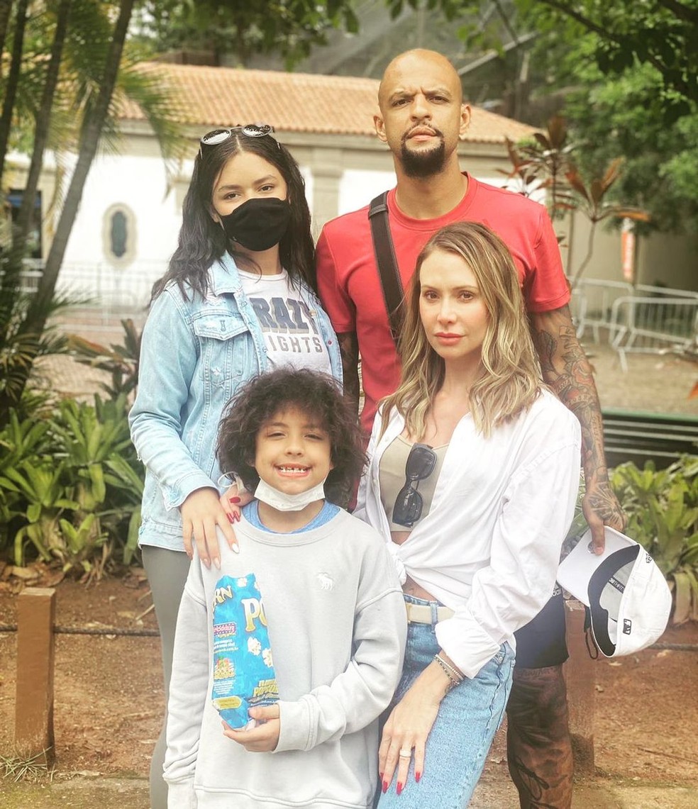 Jogador ao lado da esposa e dos filhos durante passeio no Rio � Foto: Divulga��o