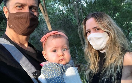 Gabriel Braga Nunes encanta em foto com mulher e filha caçula