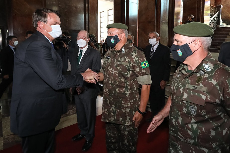 Jair Bolsonaro cumprimenta o general Júlio Cesar Arruda, então comandante militar do Leste