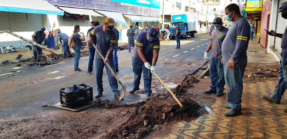 Equipes fazem limpeza nas vias de São Carlos — Foto: Prefeitura de São Carlos/Divulgação