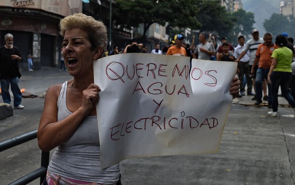 Imagem de arquivo de protestos na Venezuela por causa de interrupções nos serviços de água e luz — Foto: Federico Parra/AFP