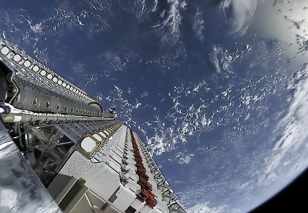 Vista dos 60 Satélites Starlink do lançamento de 24 de maio de 2019 (Foto: Divulgação Starlink Mission)