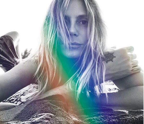 A modelo Heidi Klum pegando sol sem maquiagem (Foto: Instagram)