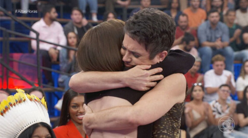 Sandra Annenberg abraça a atriz Klara Castanho no 'Altas Horas' — Foto: Reprodução/TV Globo