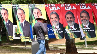Toalhas com as imagens dos candidatos à presidência Jair Bolsonaro e Luiz Inácio Lula da Silva são vistas à venda em uma rua de Brasília — Foto: EVARISTO SA / AFP