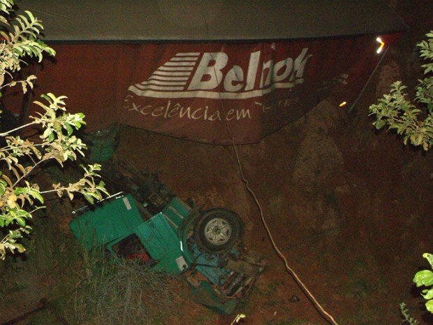 Motorista e passageiros ficaram presos nas ferragens e morreram no local (Foto:  José Hercilio/Taguaí Notícias)