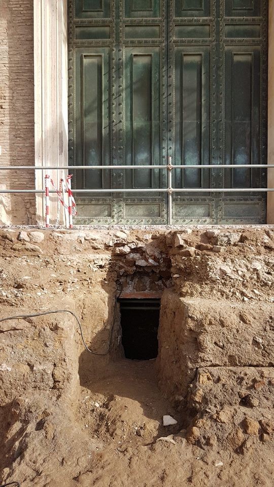 Apesar de nenhuma ossada ter sido encontrada no local, sarcófago está localizado embaixo de uma pedra que os antigos romanos acreditavam marcar o 