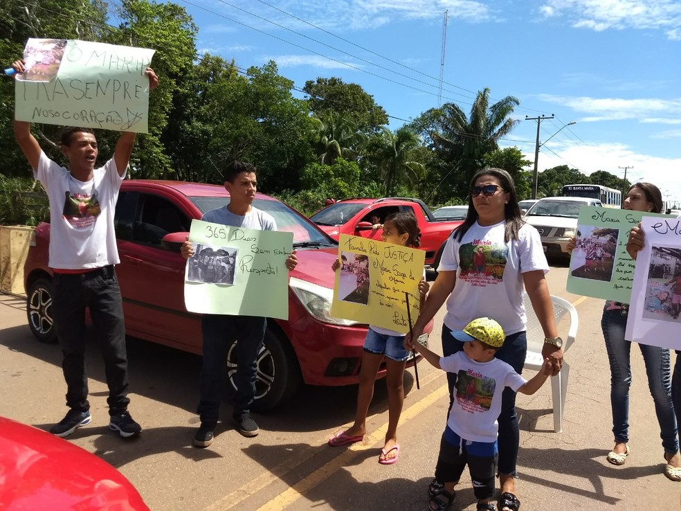 Com cartazes, familiares de Maria pedem justiça (Foto: Aline Nascimento/G1)