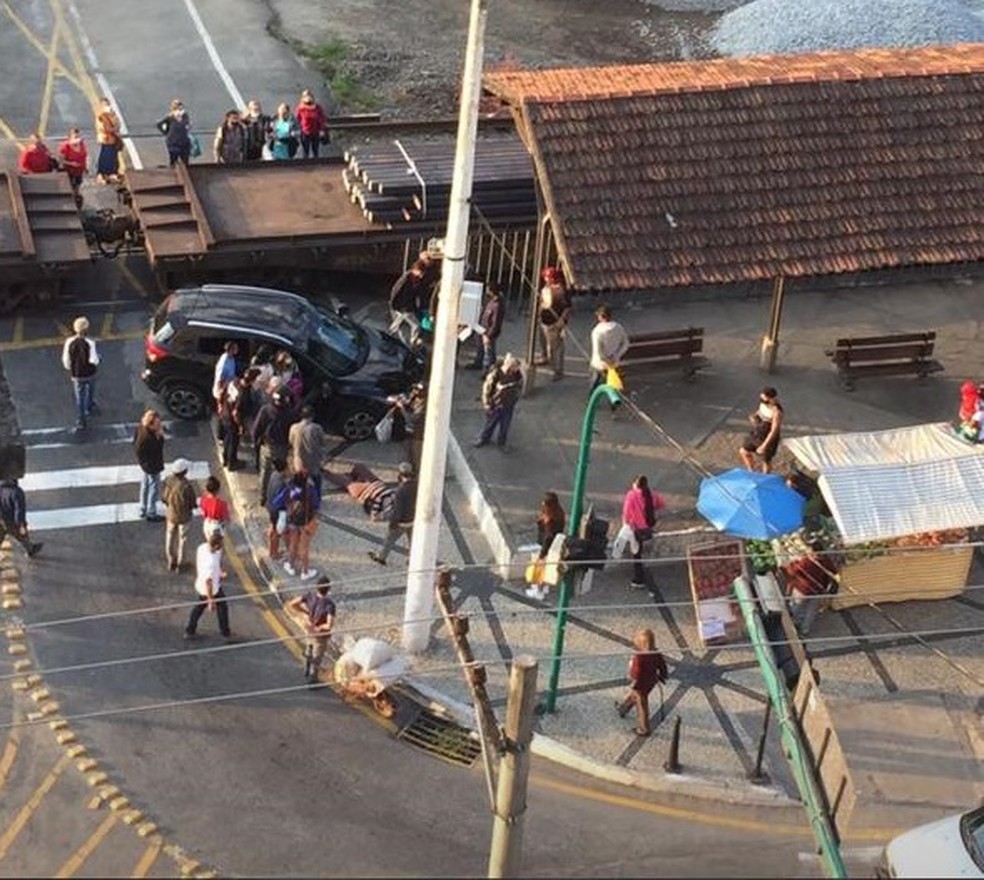 Acidente com trem no Centro de Barra Mansa — Foto: Divulgação/ Redes Sociais