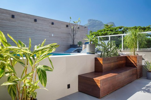 Ainda no mesmo projeto da Beta Arquitetura, a piscina já fazia parte do ambiente e contempla a vista para a Pedra da Gávea