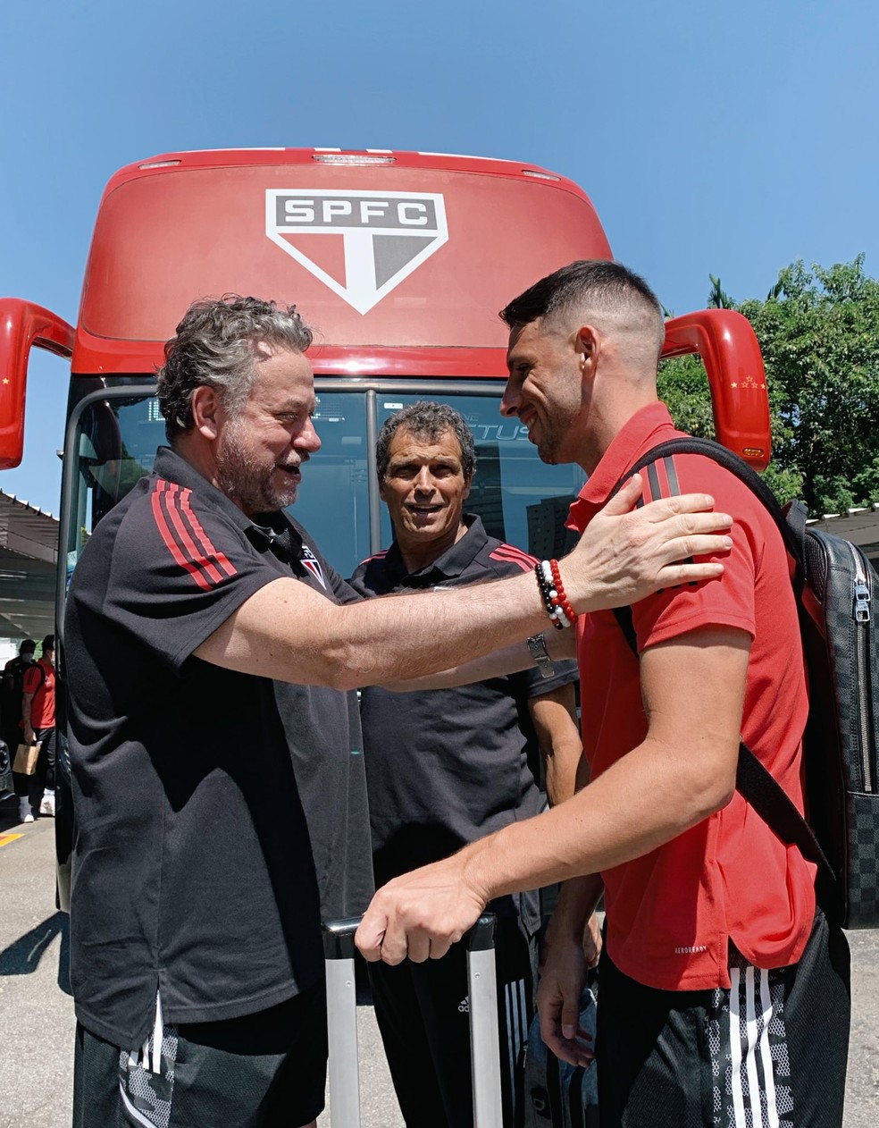 Calleri é cumprimentado pelo presidente do São Paulo, Julio Casares, na saída do CT — Foto: Erico Leonan / saopaulofc