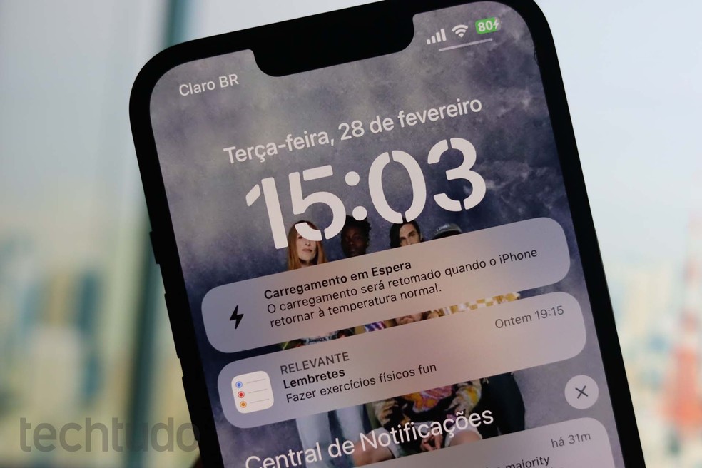 Aviso de “carregamento em espera” em iPhone quente — Foto: Danilo Paulo/TechTudo