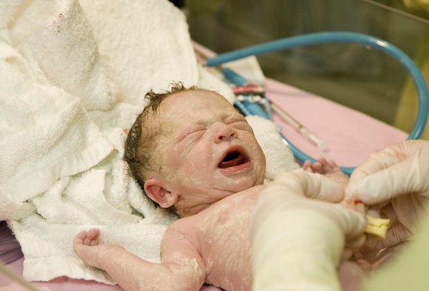 Teste é realizado nos primeiros minutos de vida do bebê (Foto: Thinkstock)