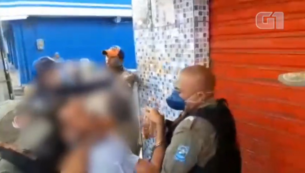 Lojista passa mal após ser detido e algemado pela PM ao descumprir decreto em Teresina — Foto: Reprodução