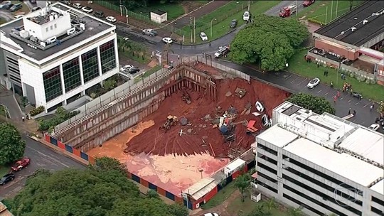 Asfalto cede e cratera engole 4 carros em Brasília; não há feridos