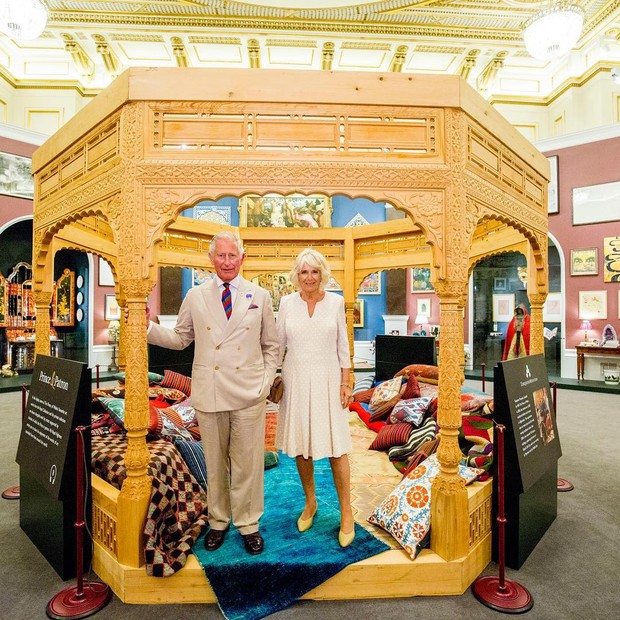 Príncipe Charles e Camilla Parker Bowles abrem a exposição Prince and Patron (Foto: Reprodução/Instagram)