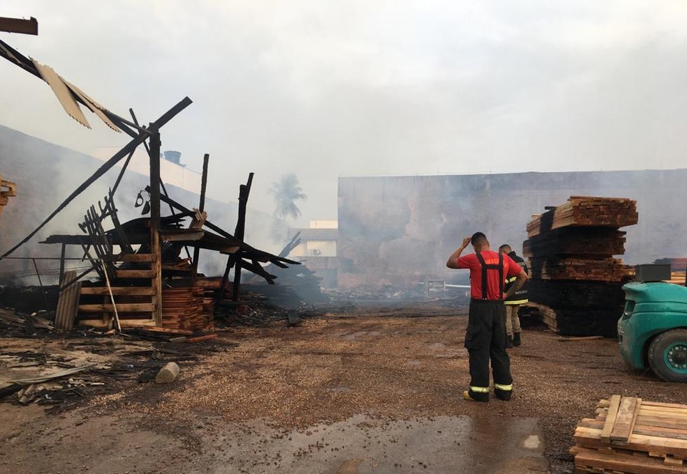 Pátio da empresa ficou destruído após incêndio — Foto: Divulgação