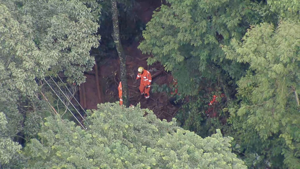 Bombeiros atuam nas buscas pelos outros ocupantes do veículo soterrado na Grande BH  — Foto: Reprodução TV Globo