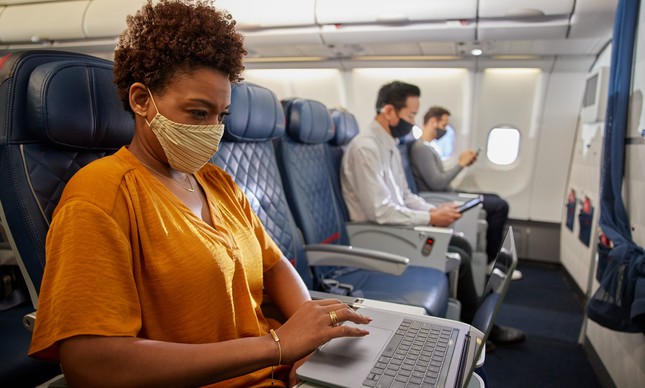 Passageiros de máscara a bordo de avião da Delta Airlines