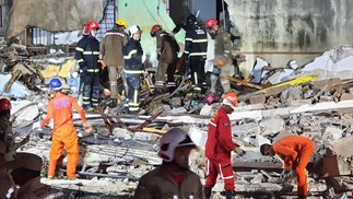 Bombeiros fazem buscas pelas vítimas — Foto: Ezequiel Quirino/TV Globo