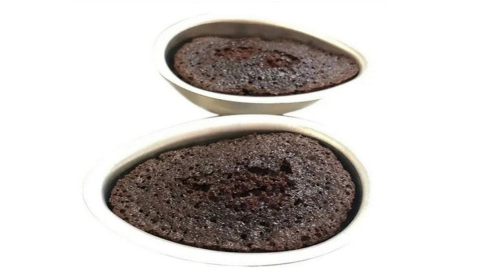 A forma para bolo no formato de Ovo de Páscoa é produzida com os materiais acetato, silicone e alumínio (Foto: Reprodução / Amazon)
