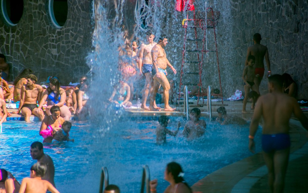 Paulistanos aproveitam tarde de sol e muito calor nas piscinas do Sesc Belenzinho, na Zona Leste, nesta quinta-feira — Foto: Cris Faga/Fox Press Photo/Estadão Conteúdo/Arquivo
