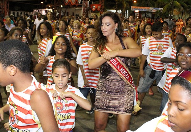 Suzana se divertiu com os membros mirins da comunidade (Foto: Fábio Martins/AgNews)