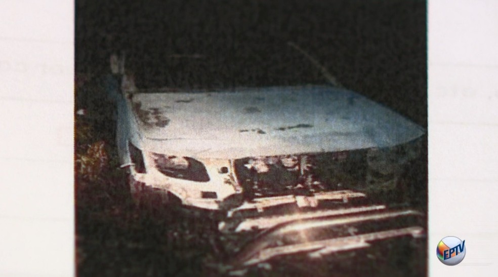 Veículo usado no crime foi achado queimado — Foto: Reprodução / EPTV