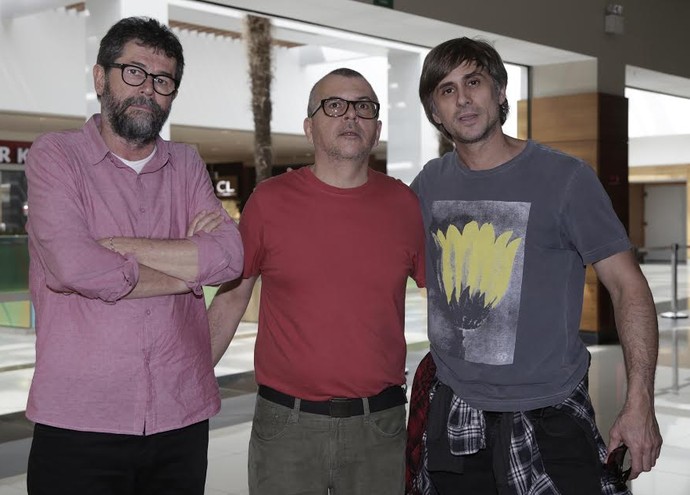 Marçal Aquino e Fernando Bonassi, autores da série, acompanhados do ator Nicolas Trevijano, o padre Nando (Foto: Artur Meninea / Gshow)