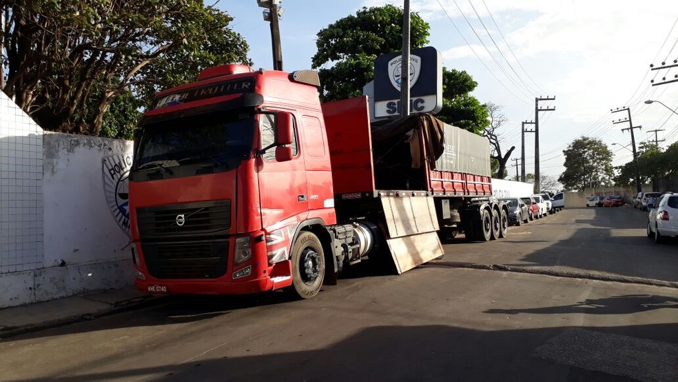 Droga estava sendo transportava por esta carreta no Mirítiua, em São José de Ribamar (Foto: G1  Maranhão)