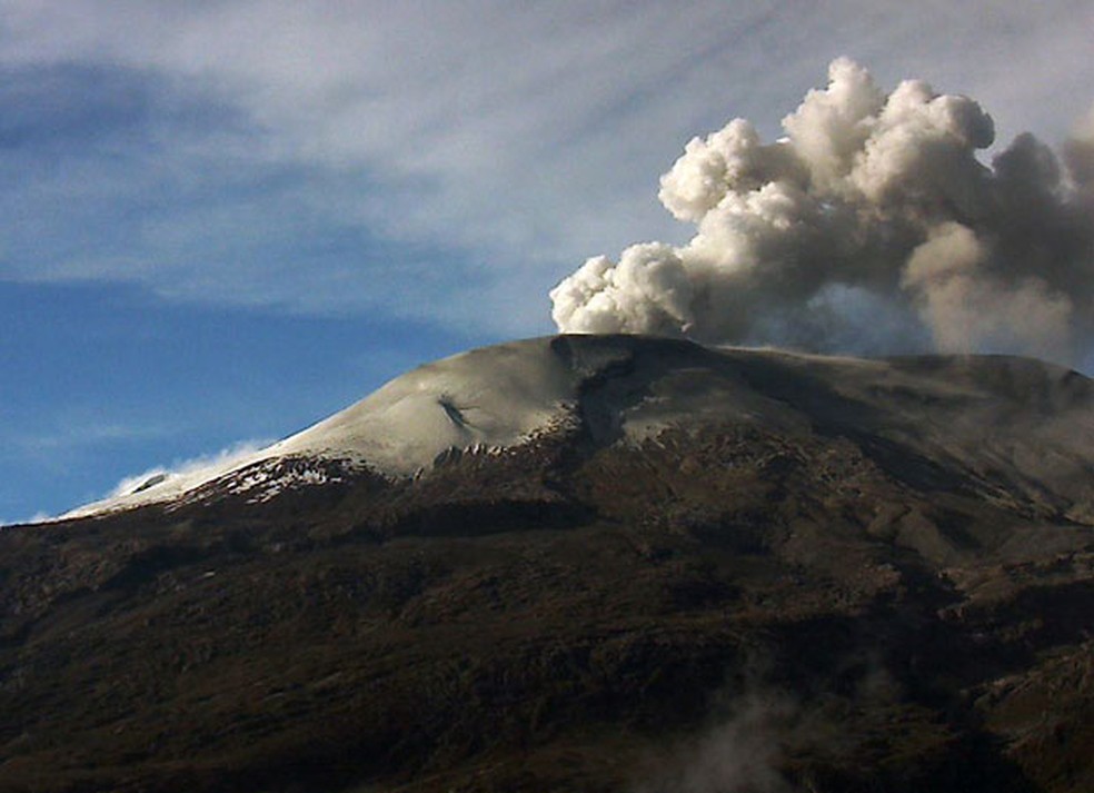 Imagem de arquivo mostra vulcão Nevado del Ruiz, na Colômbia, em erupção em 2016.  — Foto: AFP/Ingeominas